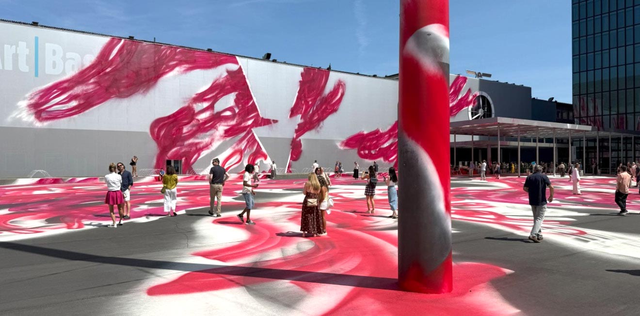 2025년 ‘아트 바젤’의 메세플라츠 광장은 카타리나 그로스의 페인팅 퍼포먼스로 다홍색 색채로 뒤덮었다. Katharina Grosse, 합창CHOIR, 2025