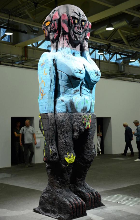 Huma Bhabha, We Come In Peace, 2018·2019년 아트 바젤, Unlimited 展에 전시된 모습.