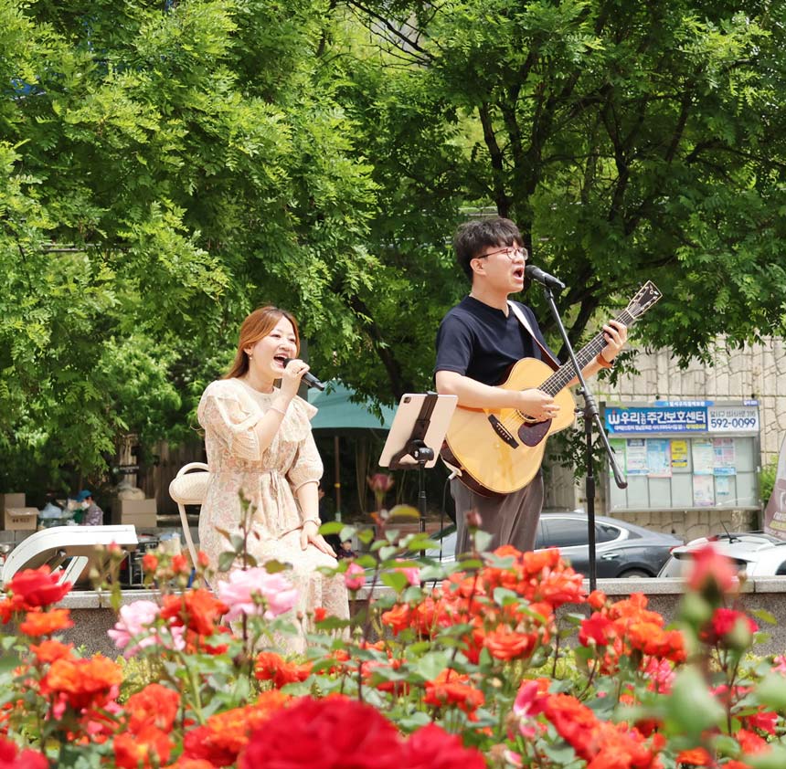 장미꽃 필 무렵, 봄날의 정원에서 펼쳐진 문화 향연